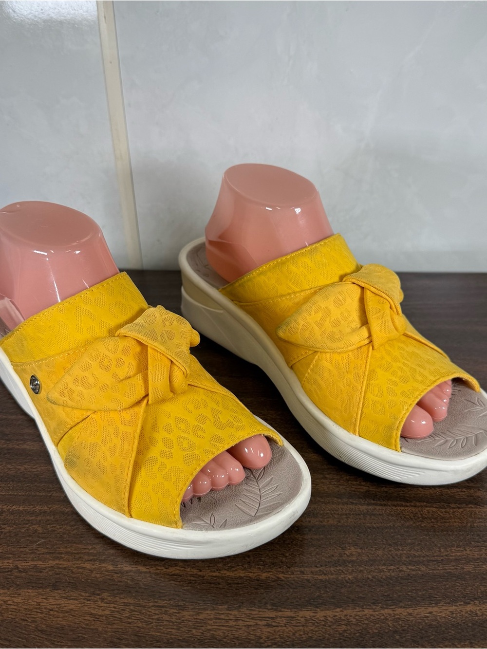 Bzees Size 9.5M Smile Wedge Yellow Sandals Open Toe Slip On Now Detail Comfort